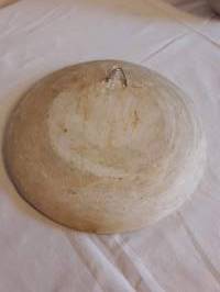 Kipsitaulu- 40 luvulta, mitä miettivät linnut kelopuun oksalla. Virheetön. Halkaisija 24 cm