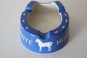 White Horse   mainos viinamainos tuhkakuppi  posliinia 15x13x5 cm  Portmeirion Pottery England