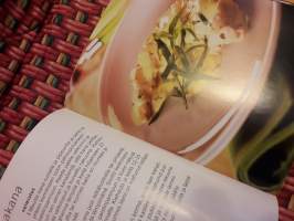 Ruokasuosikit / kanaruuat. Love food. Suomennettu v.2010. 100 mielenkiintoista ohjetta kana ruuaksi eri maista Uusi, vaikka lahjakirjaksi.