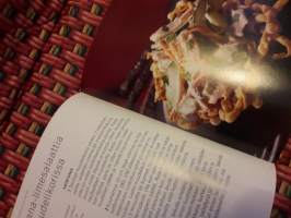 Ruokasuosikit / kanaruuat. Love food. Suomennettu v.2010. 100 mielenkiintoista ohjetta kana ruuaksi eri maista Uusi, vaikka lahjakirjaksi.