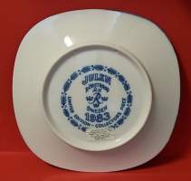 Rörstrandin Joululautanen vuosi 1983. Posliinilautanen, seinälautanen, koristelautanen (Vintage Christmas Plate, Sweden Scandinavian Design, Porcelain)