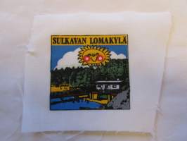 Sulkavan -Lomakylä -kangasmerkki, matkailumerkki, leikkaamaton