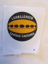 Lahnajärven Lentävä Lautanen (Lahnajärvi) -kangasmerkki, matkailumerkki, leikkaamaton