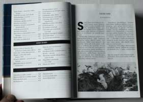 Talvisodan pikkujättiläinen, 1999. 1.p. Monipuolisen havainnollinen sota- ja poliittisen historian asiantuntijoiden kirjoittama tietopaketti 105 kunnian päivästä.