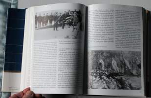 Talvisodan pikkujättiläinen, 1999. 1.p. Monipuolisen havainnollinen sota- ja poliittisen historian asiantuntijoiden kirjoittama tietopaketti 105 kunnian päivästä.