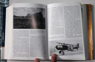 Talvisodan pikkujättiläinen, 1999. 1.p. Monipuolisen havainnollinen sota- ja poliittisen historian asiantuntijoiden kirjoittama tietopaketti 105 kunnian päivästä.
