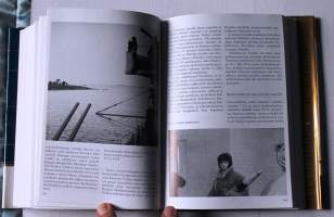 Talvisodan pikkujättiläinen, 1999. 1.p. Monipuolisen havainnollinen sota- ja poliittisen historian asiantuntijoiden kirjoittama tietopaketti 105 kunnian päivästä.