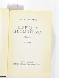 Lippujen  hulmutessa