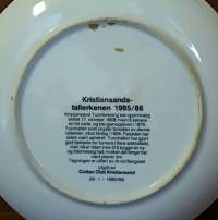 Vuosilautanen - Kristiansandstallerkenen nr. 1. 1985/86.  Posliinilautanen, seinälautanen, keräilylautanen (Norway, Scandinavian porcelain, collecting plate, Norja)