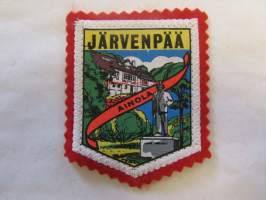 Järvenpää -Ainola -kangasmerkki / matkailumerkki / hihamerkki / badge -pohjaväri punainen