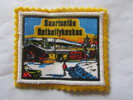 Saariselkä retkeilykeskus -kangasmerkki / matkailumerkki / hihamerkki / badge -pohjaväri keltainen