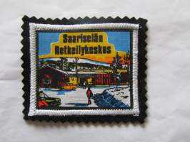 Saariselkä retkeilykeskus -kangasmerkki / matkailumerkki / hihamerkki / badge -pohjaväri musta