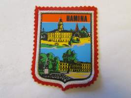 Hamina -kangasmerkki / matkailumerkki / hihamerkki / badge -pohjaväri punainen