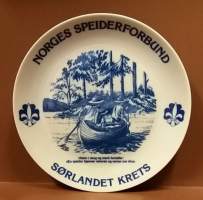 Keräilylautanen- Norges Speiderforbund - Sorlandest Krets. Posliini, seinälautanen. (Vintage, Tanska,  Scandinavian Porcelain, tallrik, collecting plate)