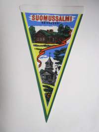 Suomussalmi - Kuivajärvi - Domnan pirtti (pirtti  kuvattuna viirissä, mutta siitä ei ole tekstiä) -matkailuviiri / souvenier pennant