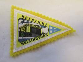 Helsinki -Helsingfors -Suomi -Finland -kangasmerkki / matkailumerkki / hihamerkki / badge -pohjaväri keltainen
