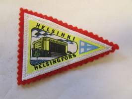 Helsinki -Helsingfors -Suomi -Finland -kangasmerkki / matkailumerkki / hihamerkki / badge -pohjaväri punainen