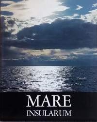 Mare Insularum.  (Saaristo, valokuvateos kielet: Englanti, Ruotsi, Suomi)