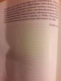Joka kodin suomen kielen opas.Sisältö: Hyvää suomea / Pirkko Leino. Nykysuomen oikeinkirjoitussanakirja / toimittanut Rauni Vornanen.