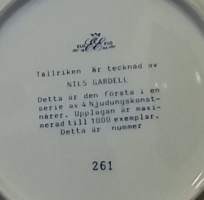 SAMLARTALLRIKAR - HvGIF 1904-1979. Nils Gardell. Keräilylautanen. Posliini, seinälautanen. (Vintage,  Scandinavian Porcelain, tallrik, collecting plate)