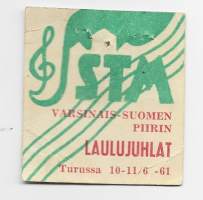 Suomen Työväen Musiikkiliitto ry (STM)  Laulu turussa 1961 juhlat -  rintamerkki  pahvia