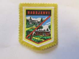 Hausjärvi -kangasmerkki / matkailumerkki / hihamerkki / badge -pohjaväri keltainen