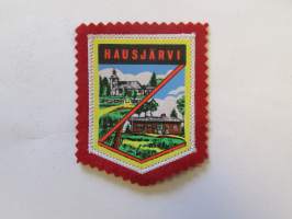 Hausjärvi -kangasmerkki / matkailumerkki / hihamerkki / badge -pohjaväri punainen