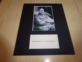 Mannerheim valokuva ja hänen käyntikortti, molemmat ovat uusintapainoksia. Paspiksen koko 20 cm x 25 cm eli helppo kehystää. Hieno esim. lahjaksi.