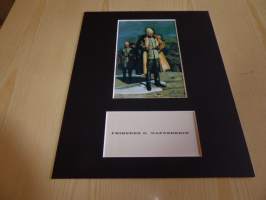 Mannerheim valokuva ja hänen käyntikortti, molemmat ovat uusintapainoksia. Paspiksen koko 20 cm x 25 cm eli helppo kehystää. Hieno esim. lahjaksi.