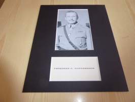 Mannerheim valokuva ja hänen käyntikortti, molemmat ovat uusintapainoksia. Paspiksen koko 20 cm x 25 cm eli helppo kehystää. Hieno esim. lahjaksi.