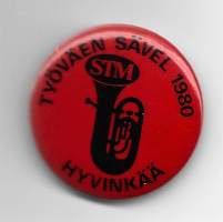 Suomen Työväen Musiikkiliitto ry (STM) Työväen sävel Hyvinkää 1980rintanappi  rintamerkki -