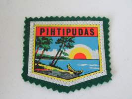 Pihtipudas -kangasmerkki / matkailumerkki / hihamerkki / badge -pohjaväri vihreä