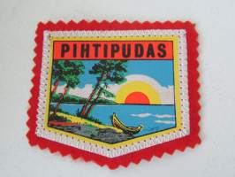 Pihtipudas -kangasmerkki / matkailumerkki / hihamerkki / badge -pohjaväri punainen