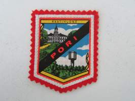 Pori - Raatihuone -kangasmerkki / matkailumerkki / hihamerkki / badge -pohjaväri punainen
