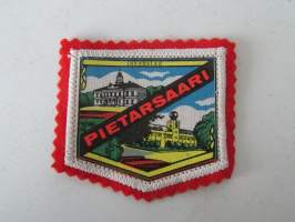 Pietarsaari - Jakobstad -kangasmerkki / matkailumerkki / hihamerkki / badge -pohjaväri punainen