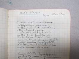 Kirjoitelma-, mietelmä- / lauluvihko 1942, suomen- ja englanninkielisiä tekstejä nuoren tytön kirjoittamina, elokuvista ja kirjallisuudesta