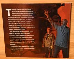 Meitä ynnä näytelmää suopeasti sietäkää  Tikkurilan teatteri 50 vuotta
