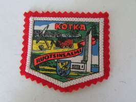 Kotka -Ruotsinsalmi -kangasmerkki / matkailumerkki / hihamerkki / badge -pohjaväri punainen