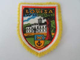 Lovisa - Loviisa -kangasmerkki / matkailumerkki / hihamerkki / badge -pohjaväri keltainen