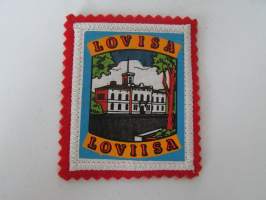 Lovisa - Loviisa -kangasmerkki / matkailumerkki / hihamerkki / badge -pohjaväri punainen