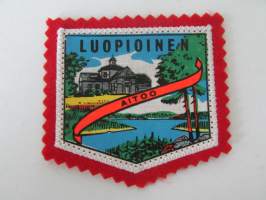 Luopioinen - Aitoo -kangasmerkki / matkailumerkki / hihamerkki / badge -pohjaväri punainen