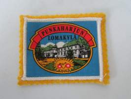 Punkaharjun -Lomakylä -kangasmerkki / matkailumerkki / hihamerkki / badge -pohjaväri keltainen