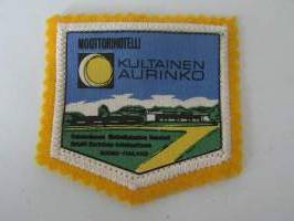 Moottorihotelli Kultainen Aurinko, Naantali -kangasmerkki / matkailumerkki / hihamerkki / badge -pohjaväri keltainen