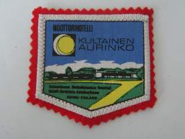 Moottorihotelli Kultainen Aurinko, Naantali -kangasmerkki / matkailumerkki / hihamerkki / badge -pohjaväri punainen