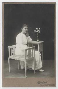 Aino Lehtonen 20v 1918 - visiittikuva ateljeekuva valokuva kova pohja 17x11 cm