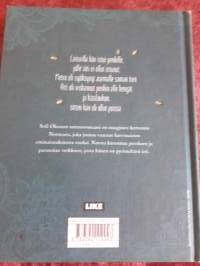 Sofi Oksanen / Norma. P.2015, Norman äiti Anita oli  tehnyt itsemurhan.Vai oliko? Ainut perintö tyttärelle oli  kourallinen muistitikkuja.