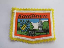 Kaustinen -kangasmerkki / matkailumerkki / hihamerkki / badge -pohjaväri keltainen