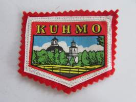 Kuhmo -kangasmerkki / matkailumerkki / hihamerkki / badge -pohjaväri punainen