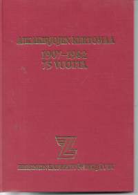 Aikakirjojen kertomaa. Helsingin Kauppatyöntekijät ry 75 vuotta 1907-1982
