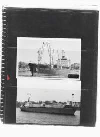 Rahtilaiva kokoelma n 33 mustavalkoista valokuvaa kansiossa muovitaskuissa, takana laivan nimiä ja valokuvaajia  valokuva